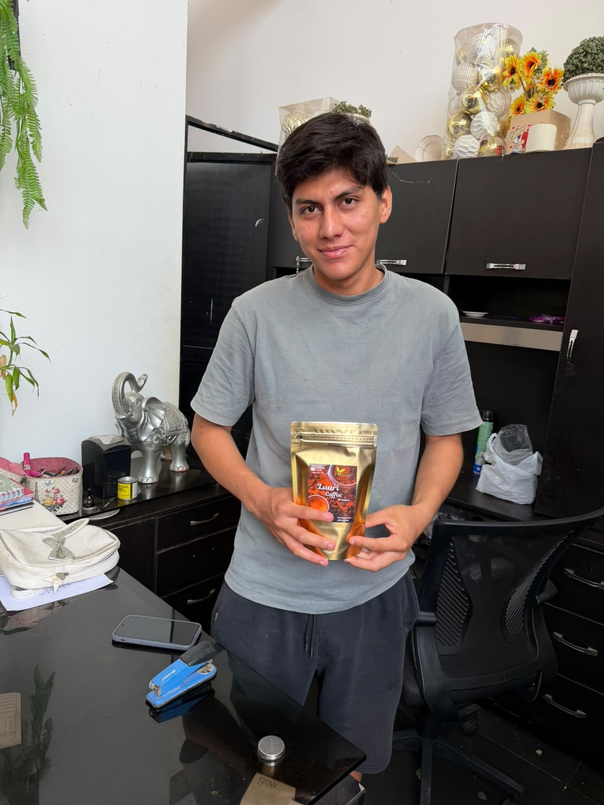Cliente de Luari Coffee con su café