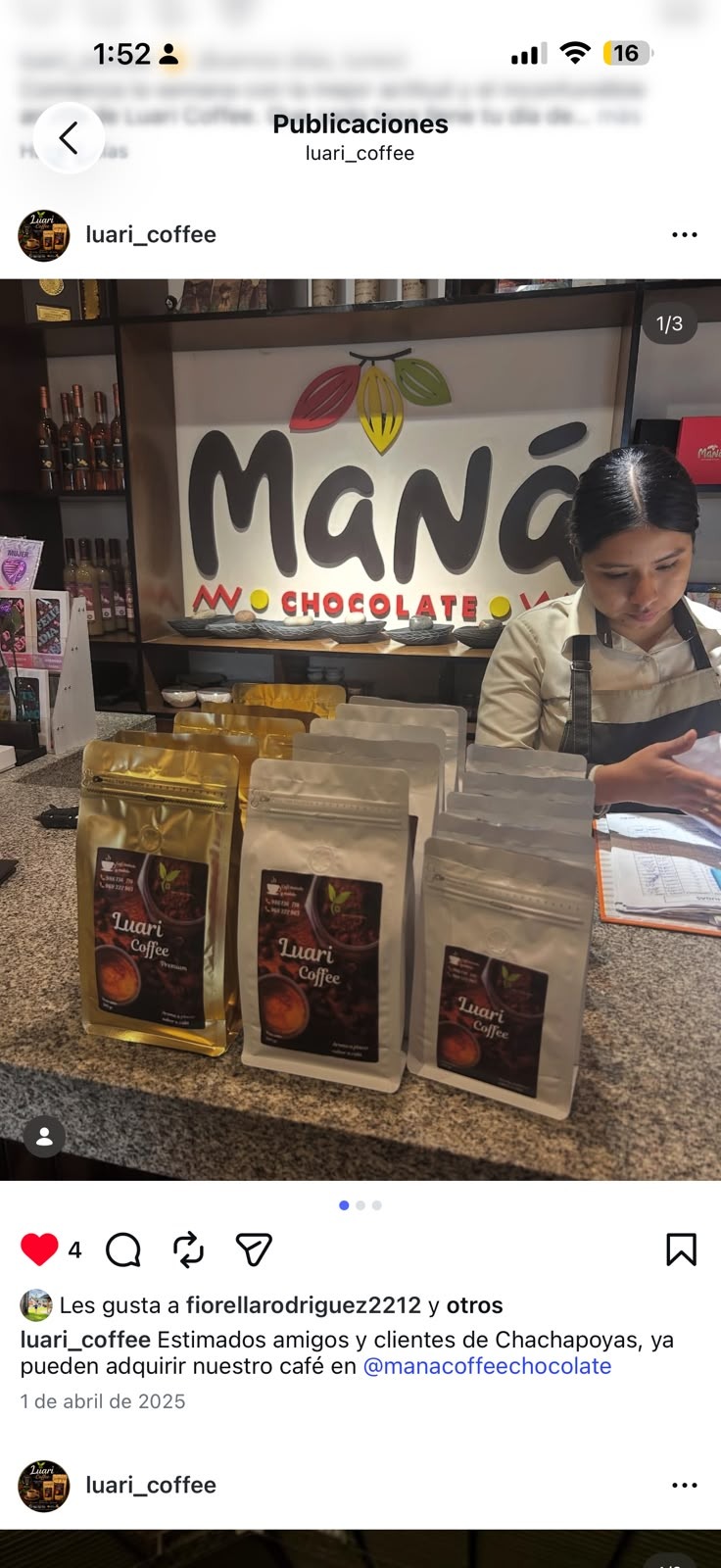 Cliente de Luari Coffee con su café