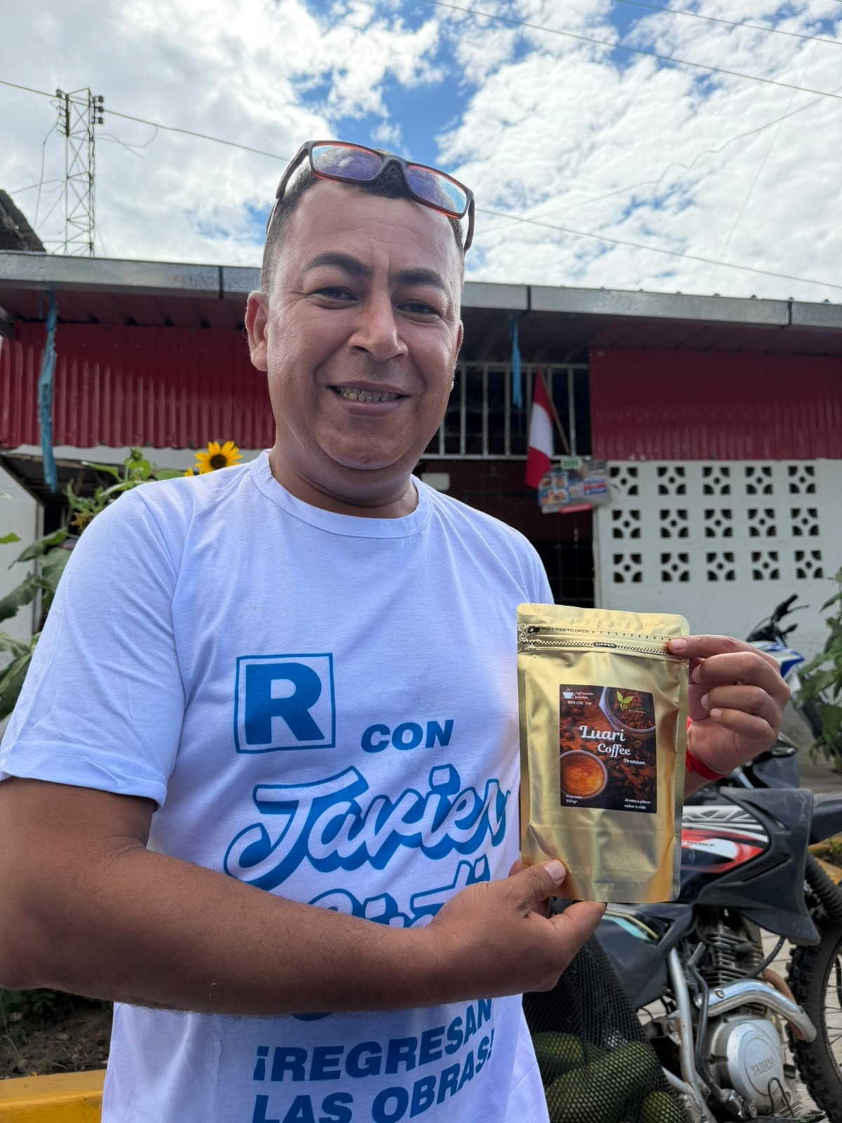 Cliente de Luari Coffee con su café