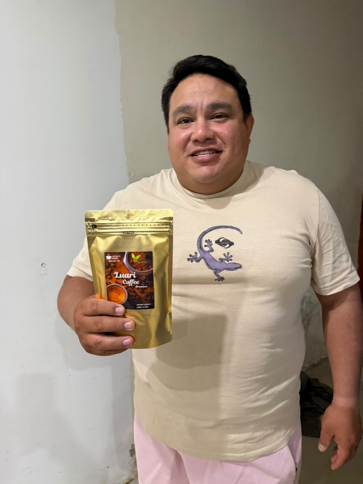 Cliente de Luari Coffee con su café