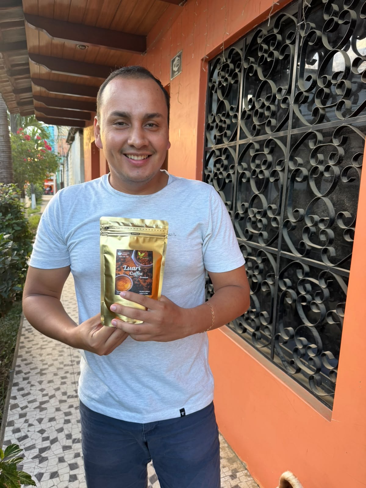 Cliente de Luari Coffee con su café